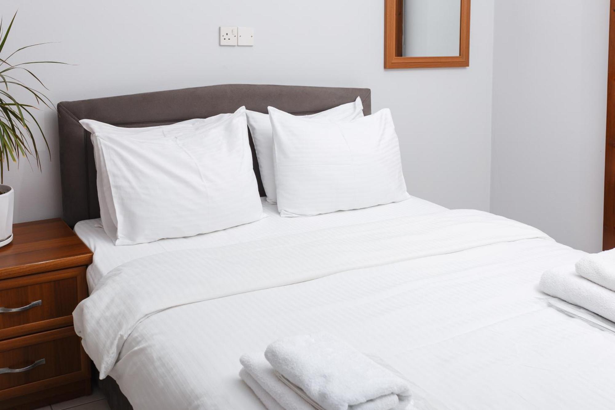 Homelike Guest House كيرينيا الغرفة الصورة