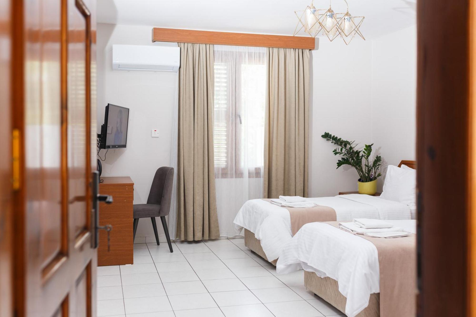 Homelike Guest House كيرينيا المظهر الخارجي الصورة