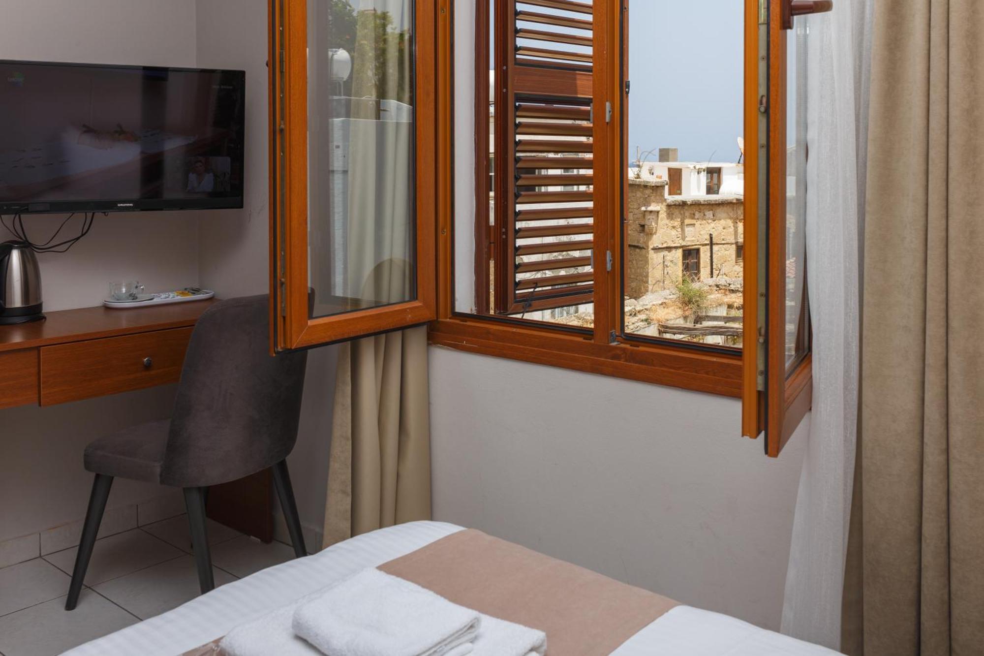 Homelike Guest House كيرينيا الغرفة الصورة