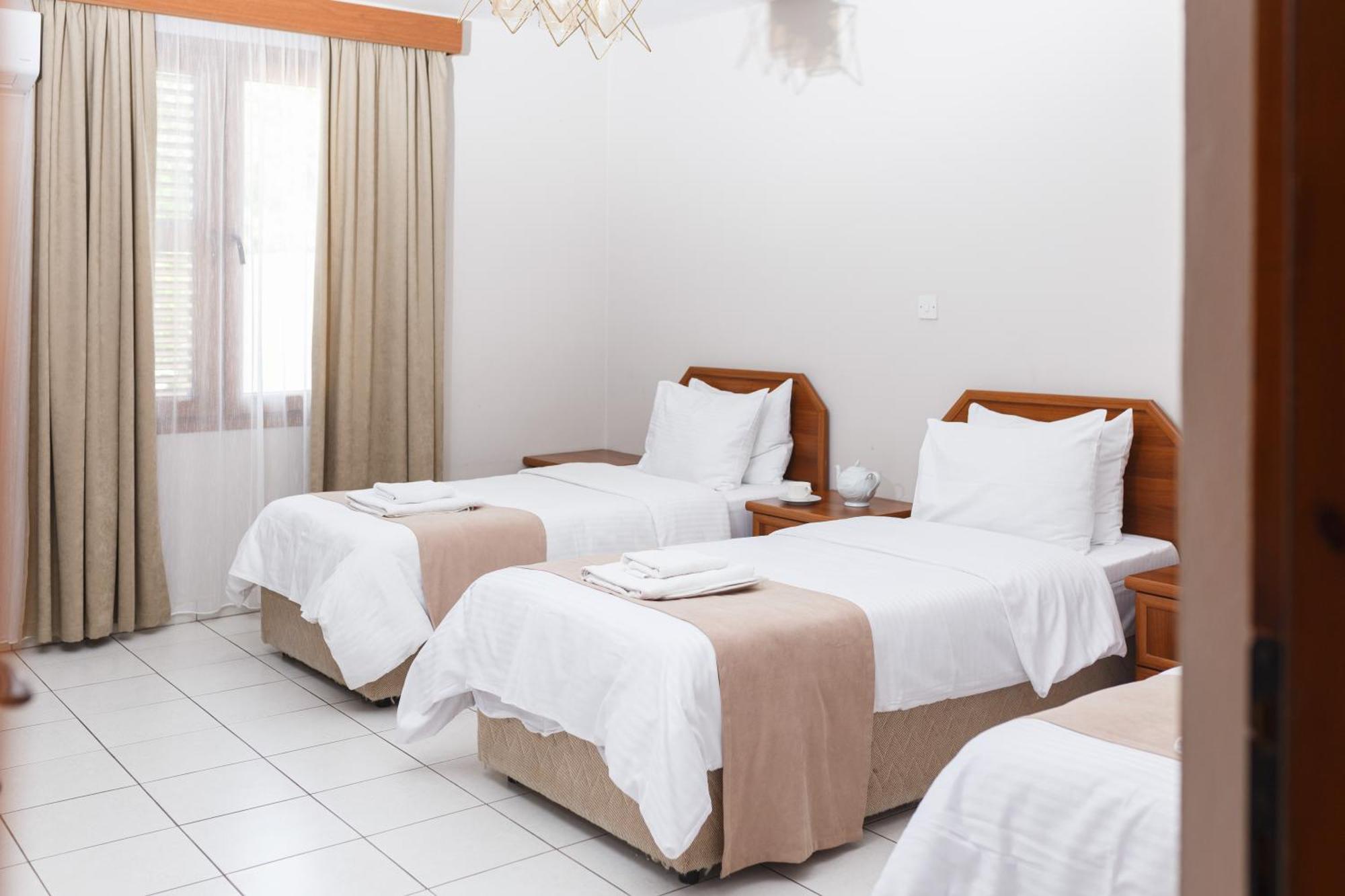 Homelike Guest House كيرينيا الغرفة الصورة